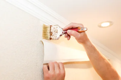 Pose de papier peint à Unias — revêtements muraux et toiles de verre